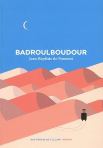 Couverture du livre Badroulboudour, paru Aux Forges de Vulcain. Une valise perdue dans le desert sous un ciel bleu et un croissant de lune.