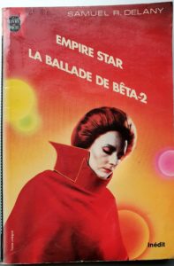 Couverture orange avec une femme au visage blanc et au cheveux roux dans un manteau rouge regardant vers le bas.